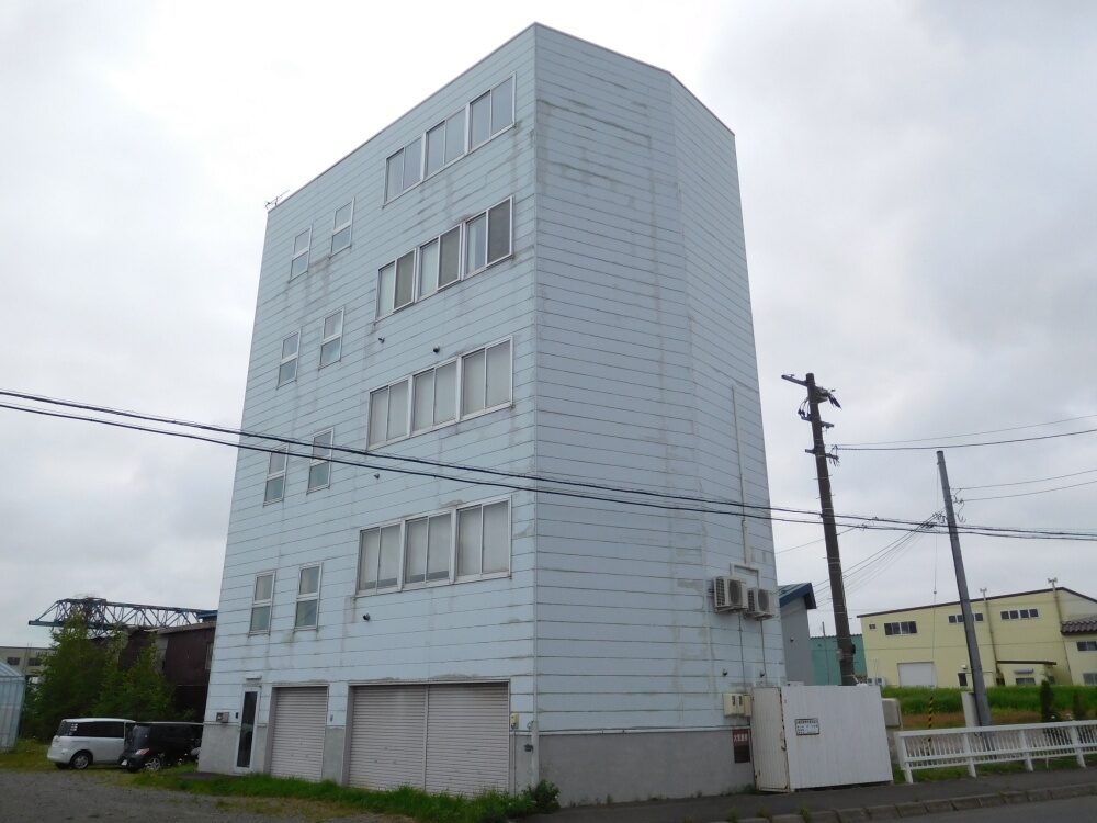北広島市 金属系サイディングへの全面張替え工事 施工前