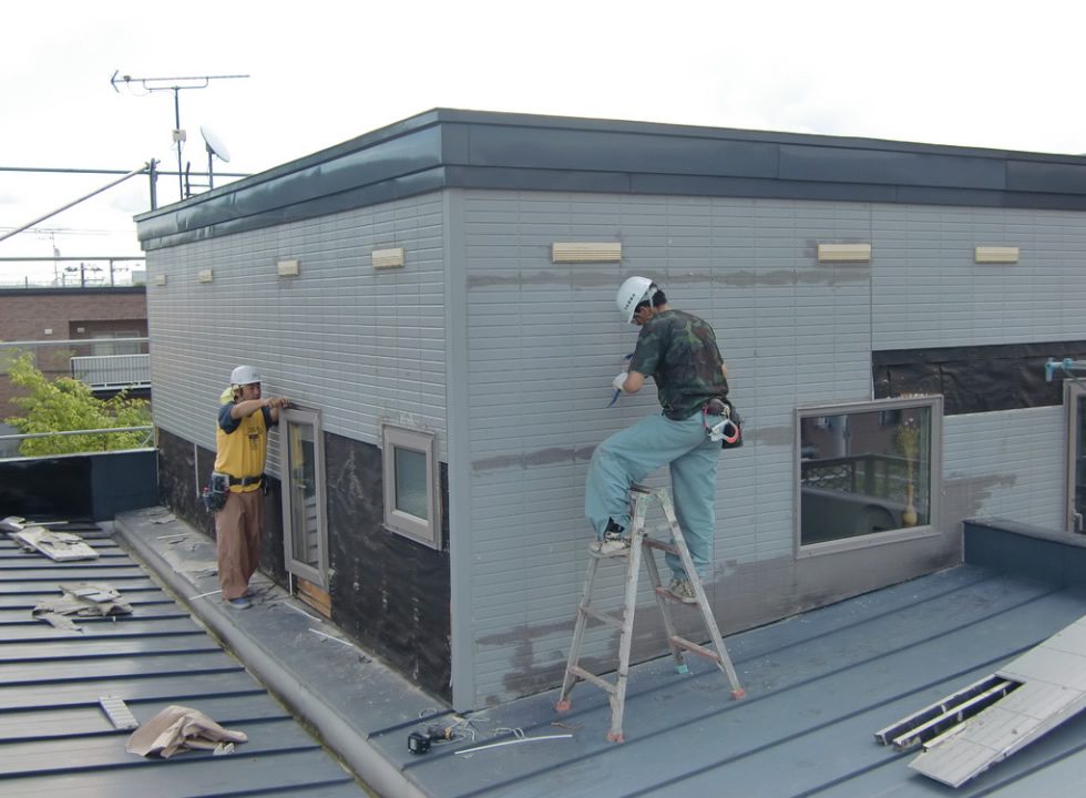 外壁の下地補修・調整作業