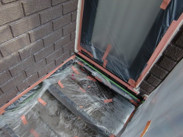 塗装しない部分をマスキングで覆う養生作業