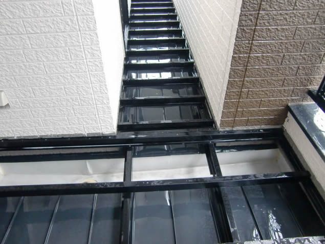 普段は見えないバルコニー下の鉄部
