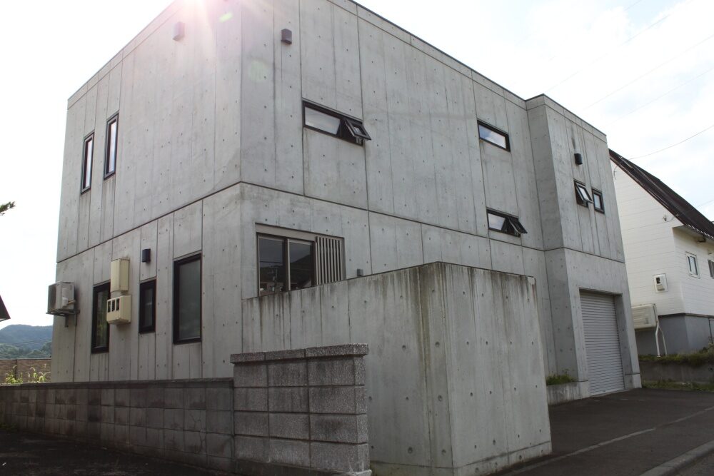 打ち放しコンクリートの集合住宅