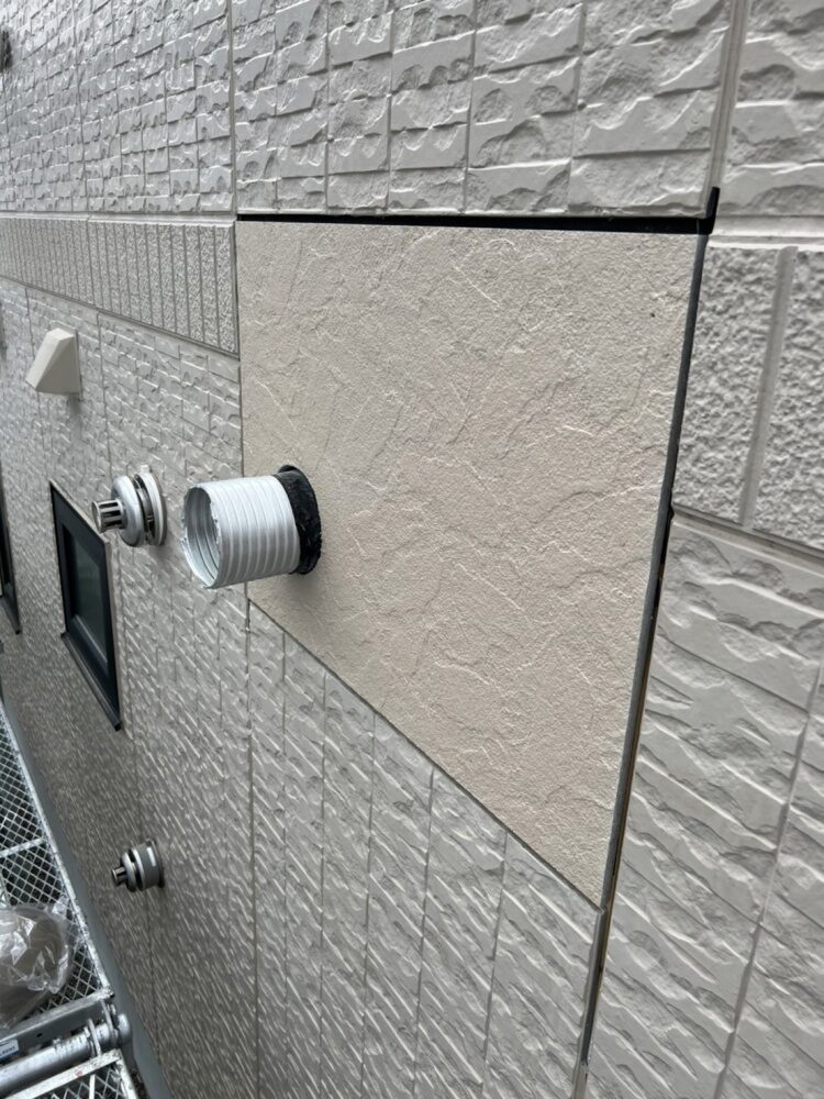 交換した強制換気の接合部と換気口