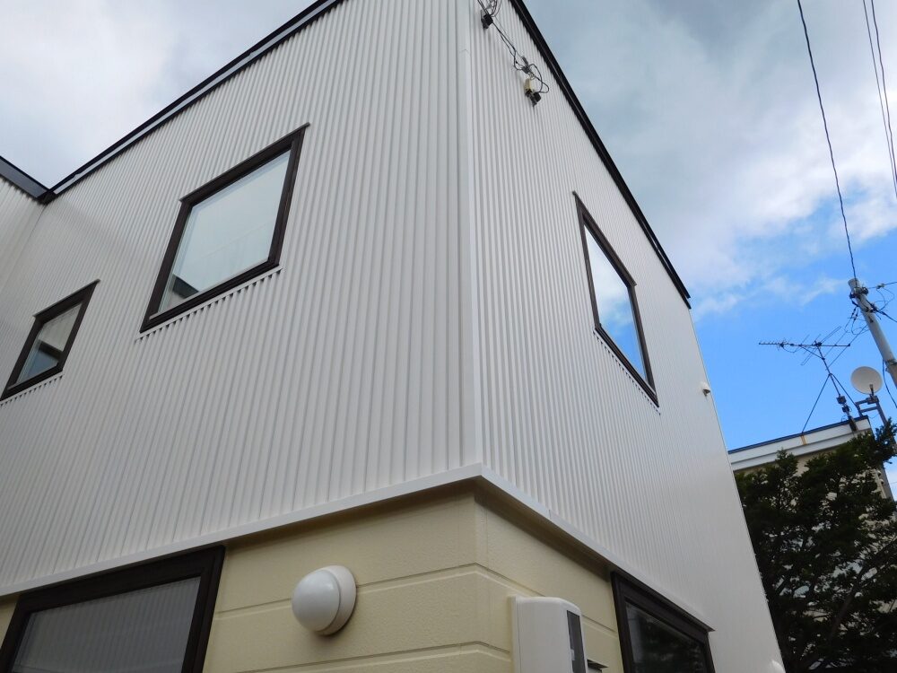 金属サイディングの吹き付け仕上げが完了した住宅