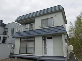 札幌市南区 石井様邸の施工後。約30か所のサイディング張り替えと塗装を終えた外観