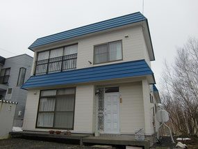 札幌市南区 石井様邸の施工前。窯業系サイディングの劣化が進んだ外壁