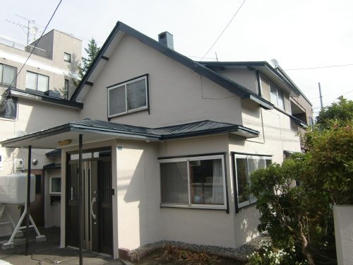 札幌市北区 大橋様邸の施工後。モルタル壁の塗装を終えた外観