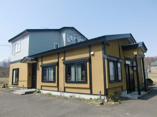 札幌市南区豊滝 豊野様邸の施工後。塗り替えで素敵な店舗兼住宅に生まれ変わった外観