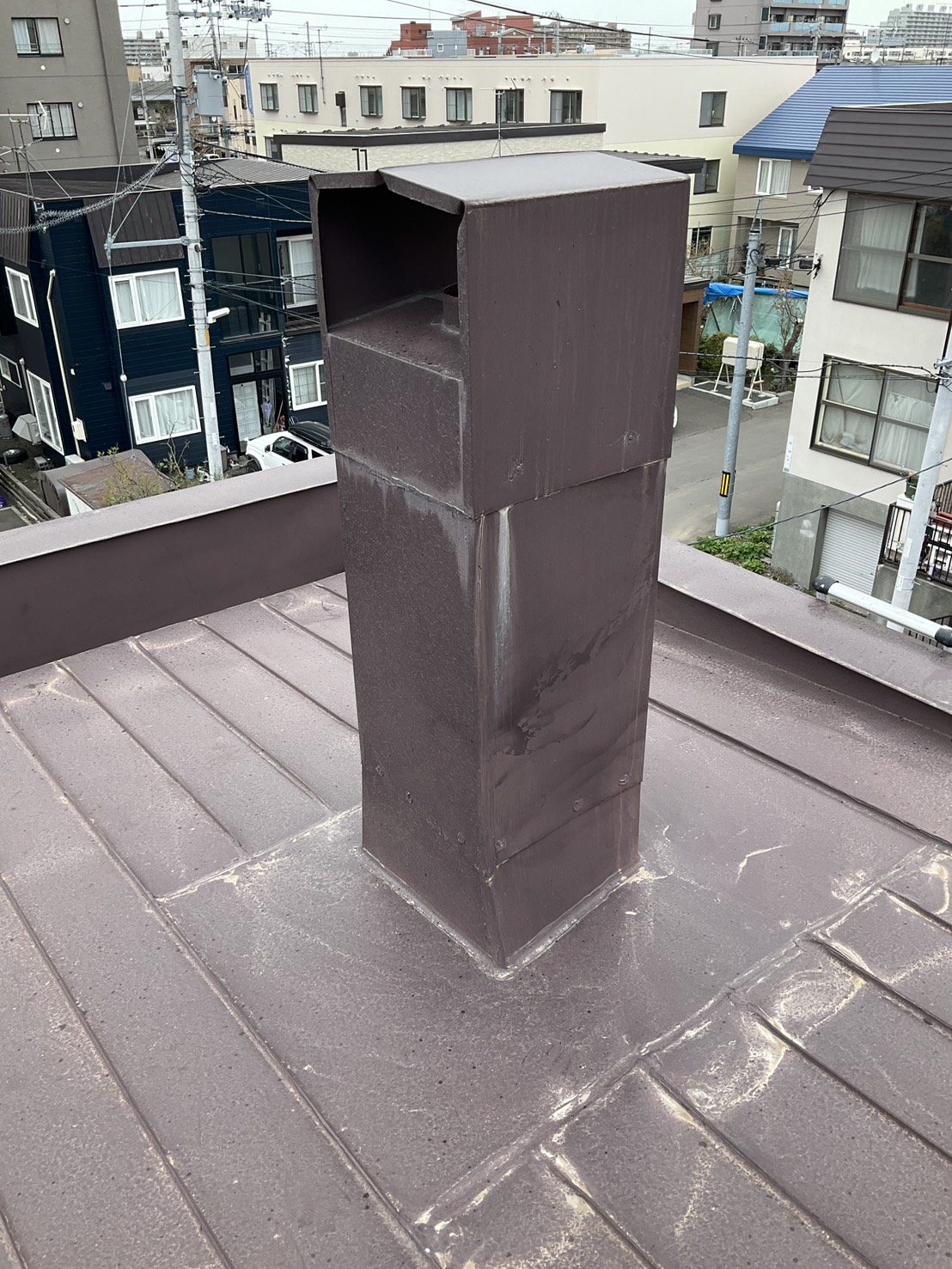 江別市 屋根板金の張替え工事 施工前の屋根と煙突