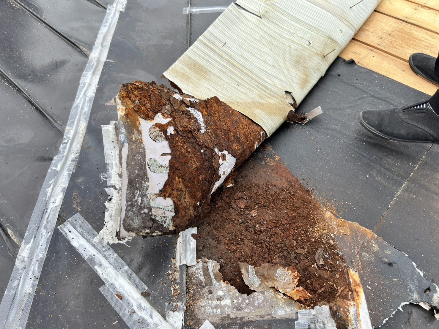 腐食した屋根板金の裏側