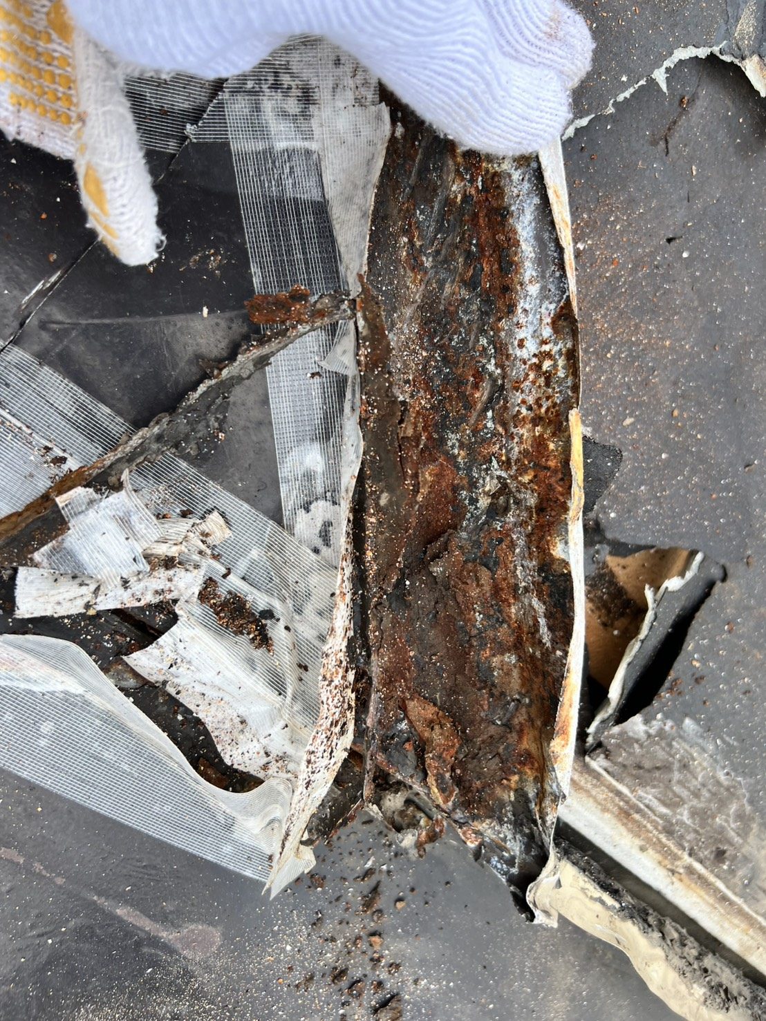 錆で朽ちた板金の重ね部