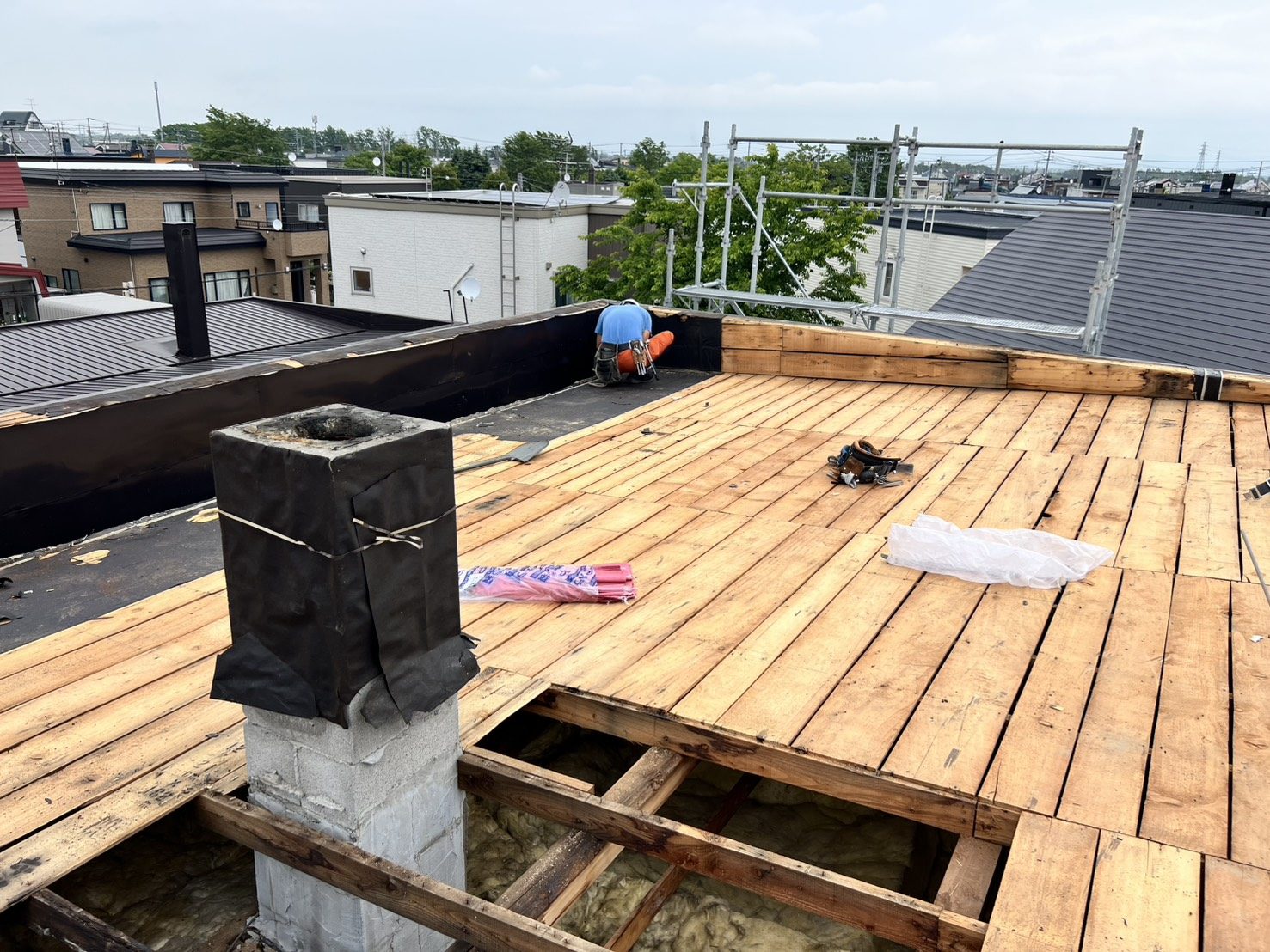 板金を撤去して木下地が露出した屋根