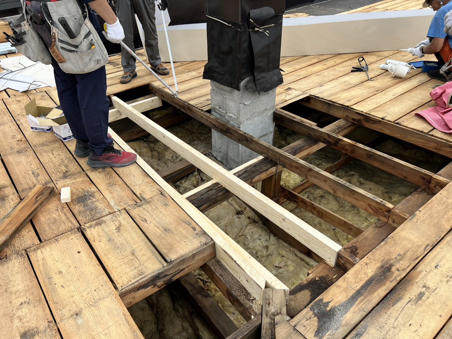 交換が終わった屋根の木下地