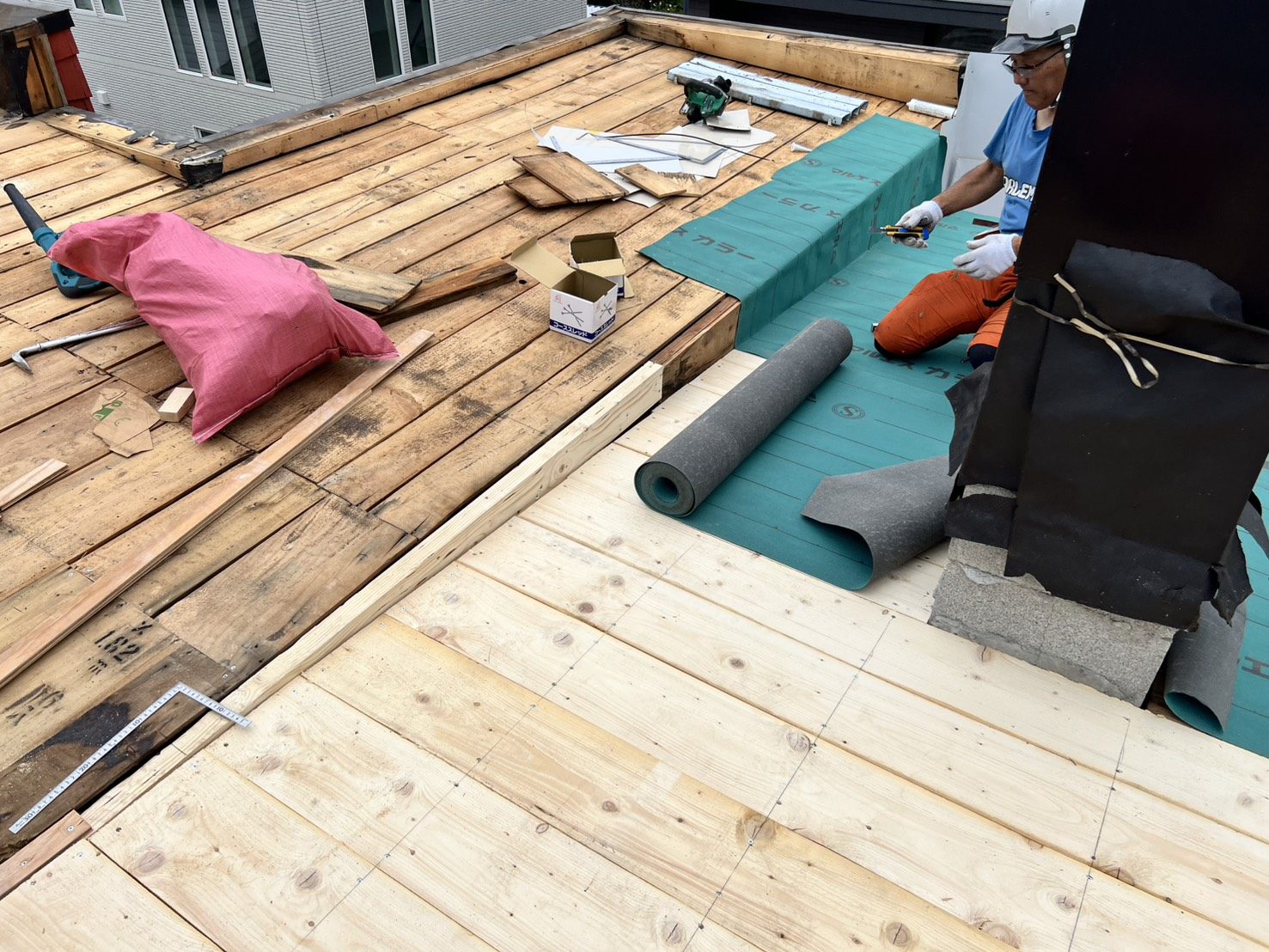 新しい屋根板金を施工しているところ