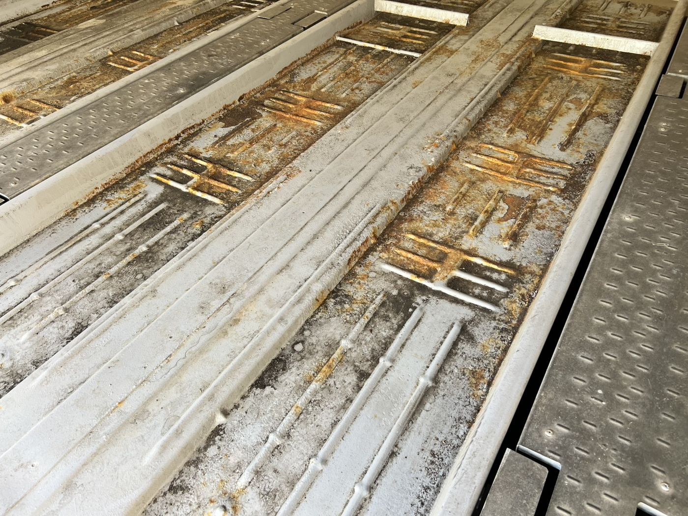 札幌市豊平区 立体駐車場のパレット塗装工事